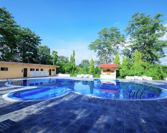 Chitwan Paradise Hotel - Sauraha - Piscina