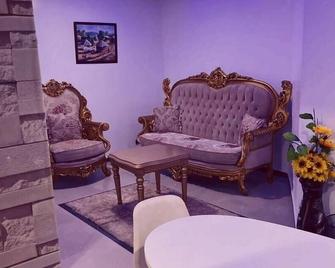 Brick Rock Hotel And Suites - Port Harcourt - Obývací pokoj