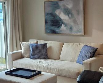 Cozy Home with Backyard Oasis! - Gibsonton - Living room