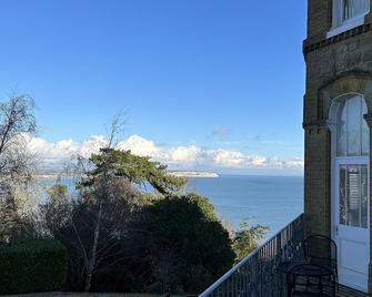 Stylish 1 Bed Apartment with Sea views - Shanklin - Balcony