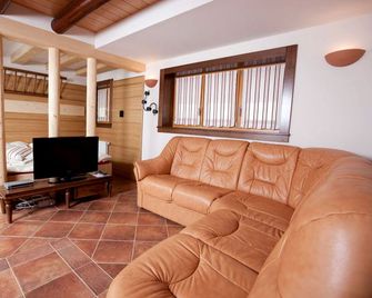 Cozy Vacation Rental with Views of Triglav in Goreljek, Slovenia - Goreljek - Sala de estar