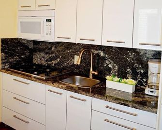 Ocean Drive Villas - Hollywood - Kitchen