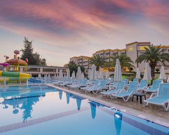 Amara Family Resort - Side - Svømmebasseng