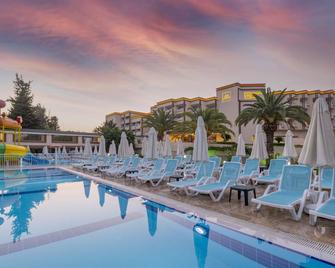 أمارا فاميلي ريزورت - سيد - حوض السباحة