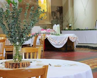 Camping (glamping) in a 100+ year old former church at The Clement - Tarentum - Restaurante