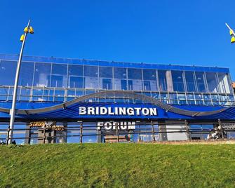 Beach 100m - Sea View - Log Burner - Dogs Welcome - Bridlington - Building