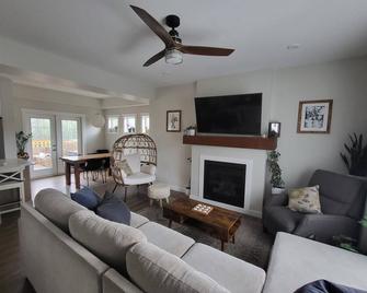 The White House a block from the Lake - Sylvan Lake - Living room