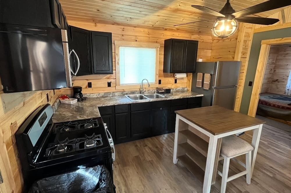 Charming 2-bedroom cabin with WiFi, AC in quaint Eddyville