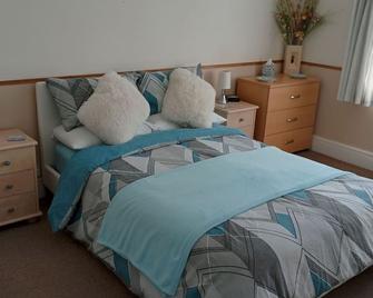 The Shady Corner, Flat 2, 16 Sandy Lane - Prestatyn - Bedroom