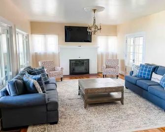 Large Lakefront Retreat On Pistakee Lake - 6br/3.5ba - McHenry - Obývací pokoj
