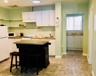 20 minutes from downtown San Diego.Large clean quiet secured studio.Near 54H 125 - Spring Valley - Kitchen