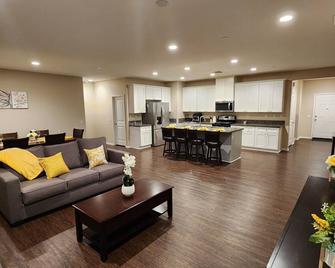 Villa Near Downtown Riverside - Riverside - Sala de estar