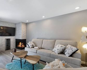 Across the street from the Fountain park area. 2 master suits, hot tub, pool - Fountain Hills - Living room