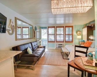 Chic Virginia Beach Retreat - Pool, Steps to Beach - Virginia Beach - Sala de estar