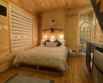 Coachs Quarters On The Creek- A Night In The Trees! - Waco - Bedroom