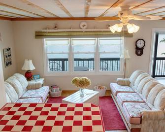 Karens Kottage - Lake John Cutie On The Bay! New - Now With Wi-Fi!!! - Annandale - Living room