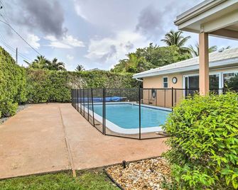 Riviera Beach Vacation Home w/ Pool: Walk to Beach - Riviera Beach - Alberca