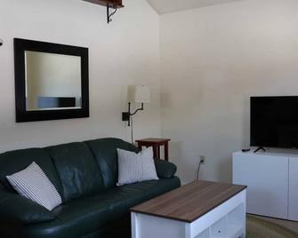 Guest House 10 Min to Smugglers! - Jeffersonville - Living room