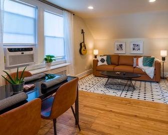 Immaculate, Newly Renovated 1 Bedroom Apt Near Nyc - Hawthorne - Living room