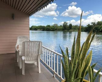 Bamboo House Resort - קאנצ'אנאבורי - מרפסת