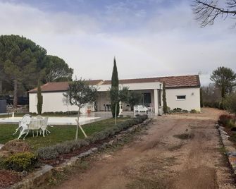 Joli studio au coeur de la provence verte - Сен-Максімен-ла-Сент-Бом - Будівля