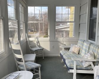 Charming Lakeside Cottage - Marblehead - Balcony