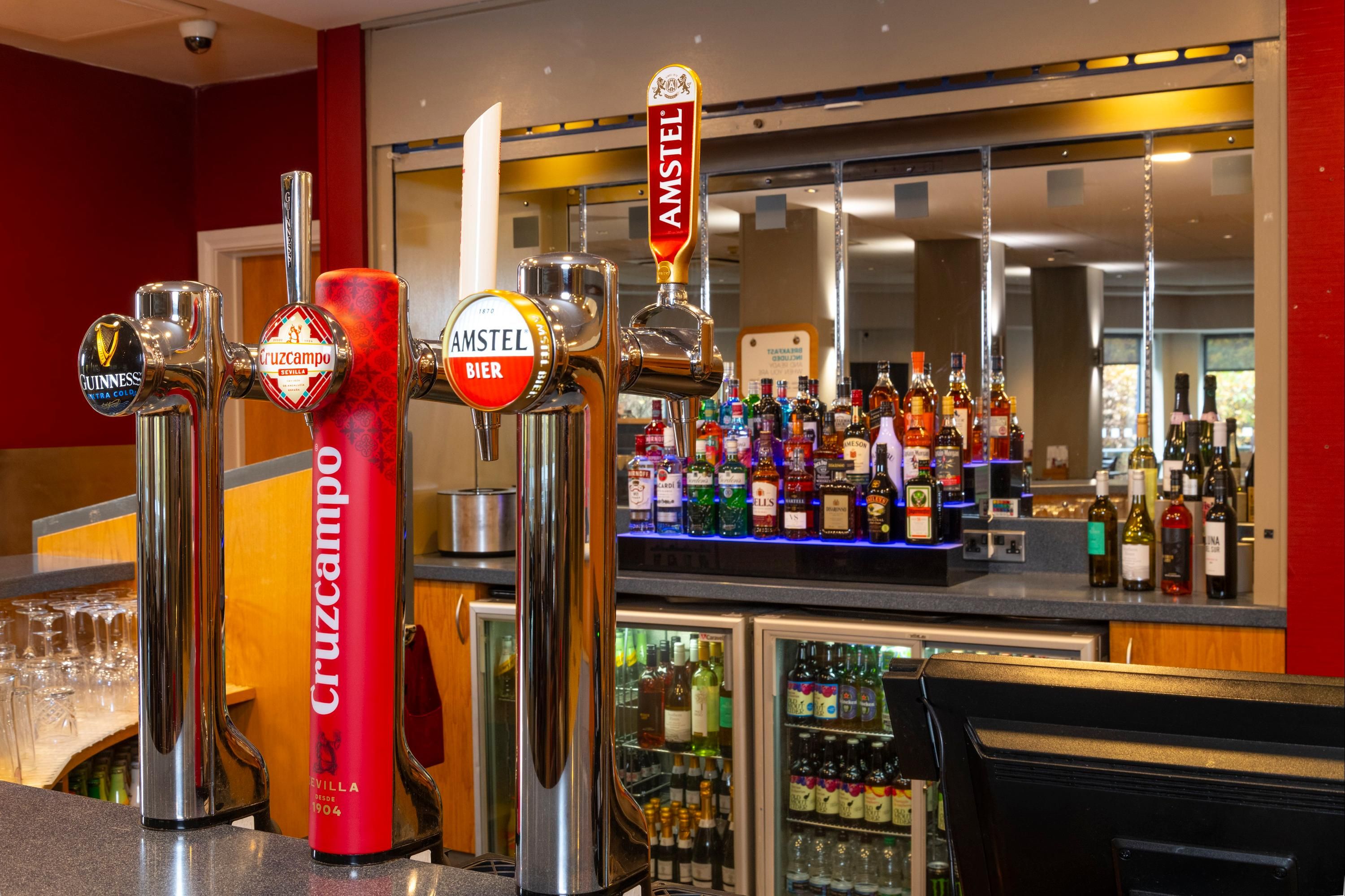 Holiday Inn Express Droitwich Spa By IHG - Droitwich - Bar