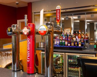 Holiday Inn Express Droitwich Spa By IHG - Droitwich - Bar