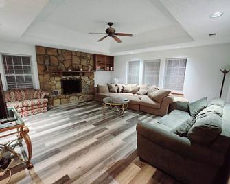 Country Living at its Best! - Roanoke - Living room