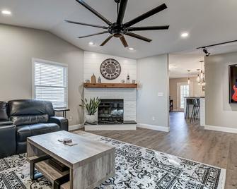 Spotless and Simple Trendy Condo Chatham/Springfield - Chatham - Living room