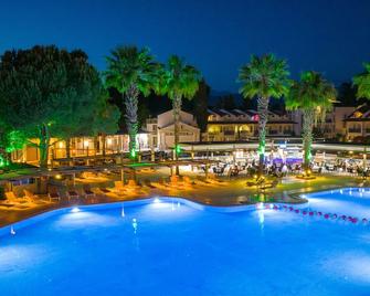 Lykia Botanika Beach & Fun Club - פטהייה - בריכה