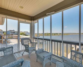 Private Hot Tub & Dock: North Topsail Beach Home - Sneads Ferry - Balcón