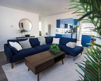Your Perfect Long Beach Hideaway - Long Beach - Living room