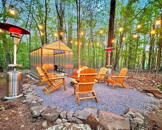 Lakeside Home Hot Tub + Heated Pool on Private 5 Acres - Lakeville - Patio