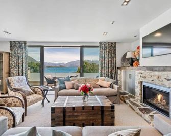 Pembroke Luxury Apartment - Wanaka - Living room