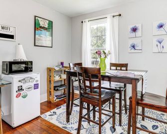 2 Mi to LSU: Mid City Home w/ Yard & Patio! - Baton Rouge - Dining room