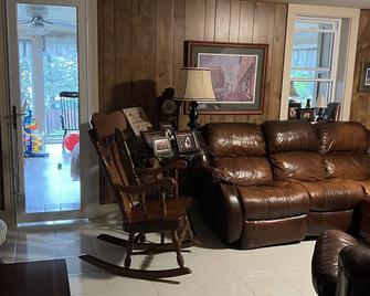 Beautiful one level home with finished basement - Morgantown - Вітальня