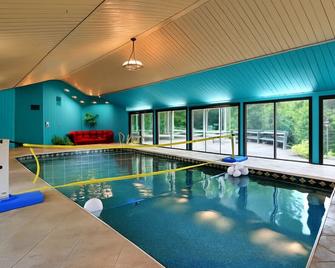 Valley View Villa: Indoor pool, Basketball court, and theater room - Lancaster