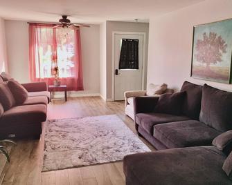 Spacious, Cozy and Centrally Located. - La Grande - Living room