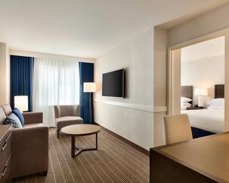 波士頓洛根機場使館套房酒店 - 波士頓 - 客廳