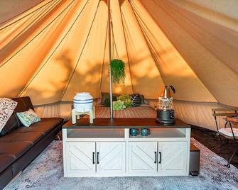 Glamping Nature Tent #2 - Whitehall - Living room