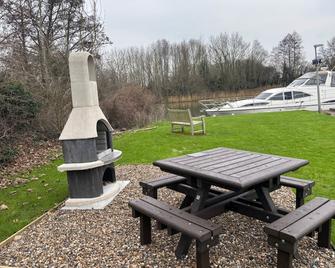 Riverside Boat Retreat on the river Thames - Windsor - Patio