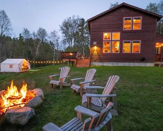 Secluded Lodge - Hot Tub, Views, Arcade - Elizabethtown - Patio