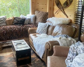 Tiny Mountain Lodge with Smokey Mountain views. Newport TN Lodge decor. - Newport - Soggiorno