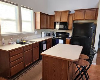 Spacious 2 bedroom w/ river view - 5 min to Alta Lake Golf Resort and State Park - Pateros - Kitchen