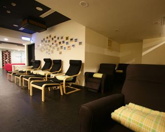 Single inn kaohsiung Lisen Hostel - קאושיונג - טרקלין