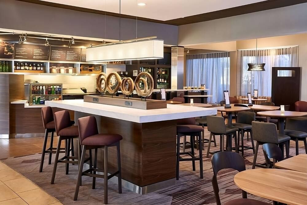 3 Posh Units in Miami Lakes! Pet-Friendly, w/ Pool, Close to Royal Oaks Park - Miami Lakes - Bar