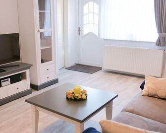 Bungalow Ual Welhüs in Norddorf: 48 m² für 2 mit Terrasse und WLAN - Norddorf - Living room