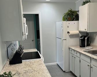 S & K’s Mackinaw House - Mackinaw City - Kitchen