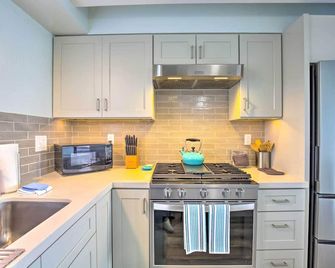 Chic Bay View Condo 10 Miles to Dtwn San Diego! - San Diego - Kitchen